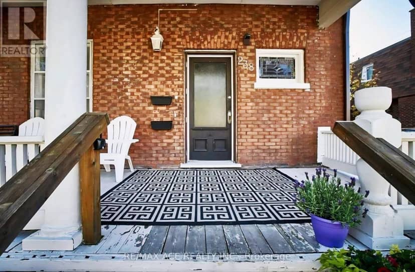 238 Mary Street N — photo 2 of 5
