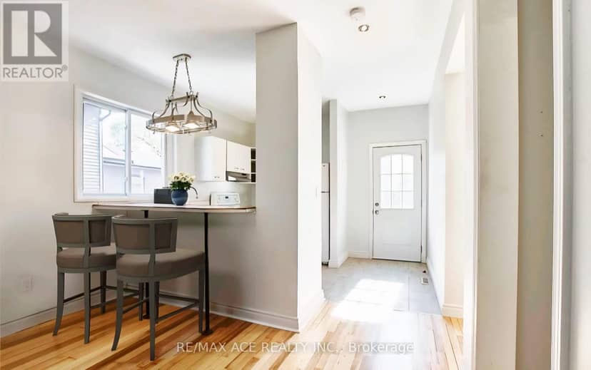 238 Mary Street N — photo 3 of 5