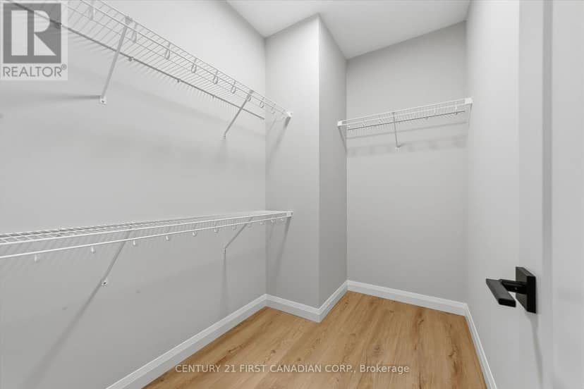 12 - 32 Postma Crescent — photo 18 of 32