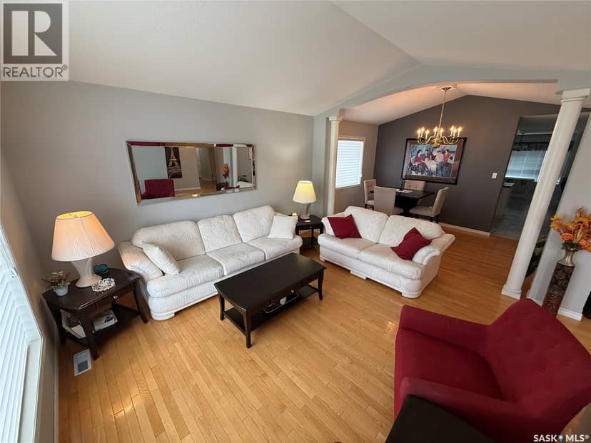 708 Adamson CRESCENT — photo 12 of 32