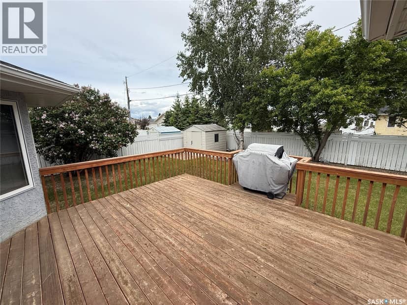 708 Adamson CRESCENT — photo 4 of 32