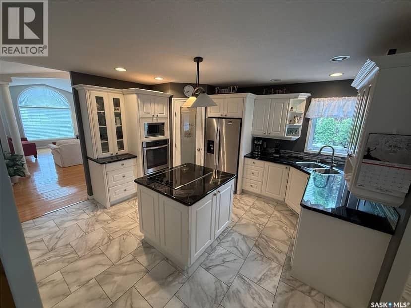 708 Adamson CRESCENT — photo 5 of 32