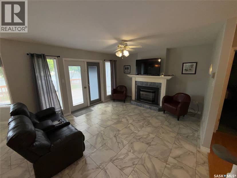 708 Adamson CRESCENT — photo 9 of 32