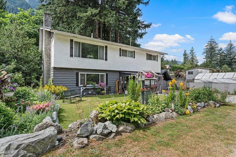 300 ROBERTSON CRESCENT, Hope, Hope