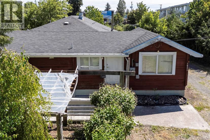 1621 Redwood St — photo 1 of 16