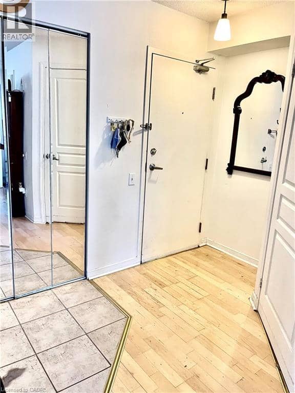 140 BATHURST Street Unit# 207 — photo 11 of 19