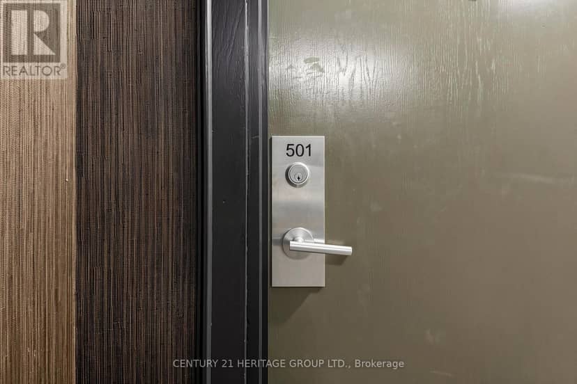 501 - 5 Kenneth Avenue — photo 8 of 40