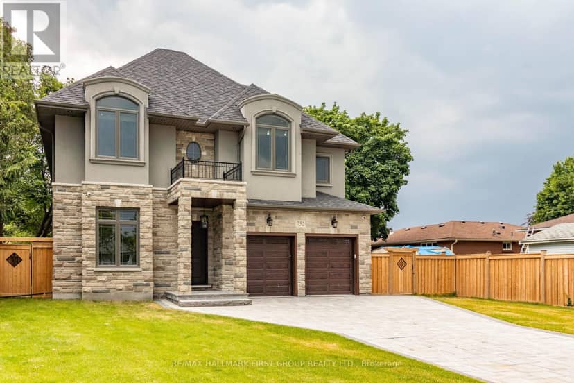 752 Hillview Crescent — photo 1 of 40