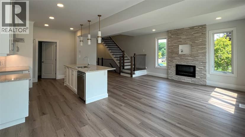 365 Victoria Avenue, Point Edward, photo 2