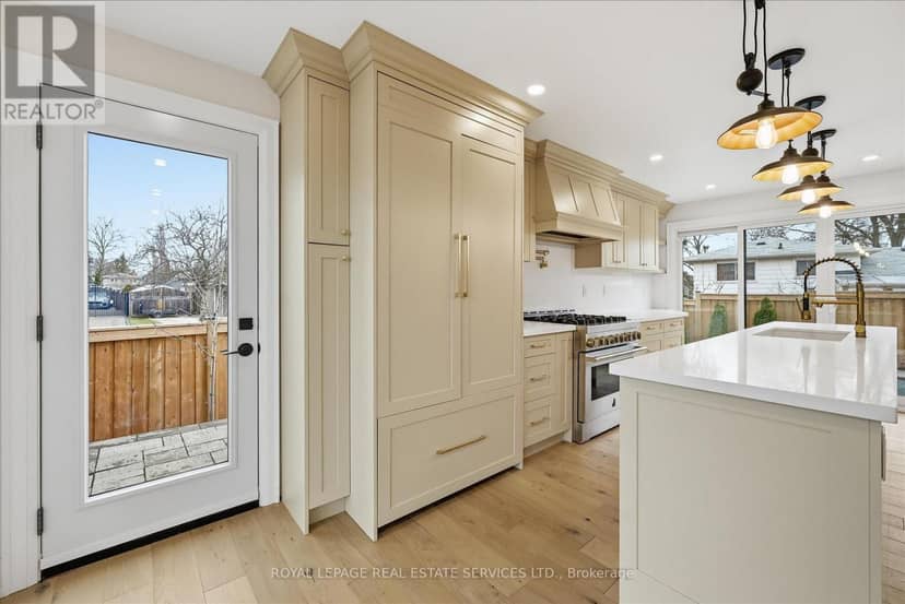 2212 Urwin Crescent — photo 12 of 40