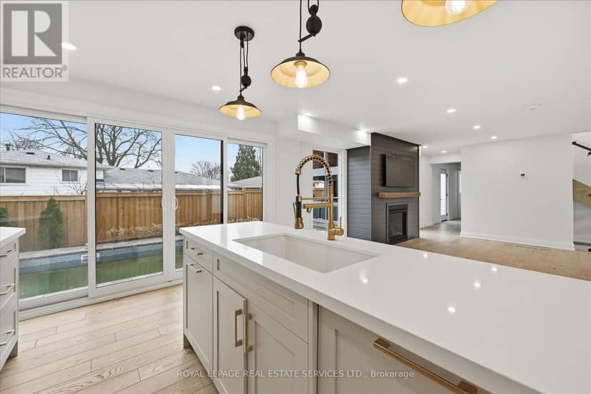 2212 Urwin Crescent — photo 15 of 40