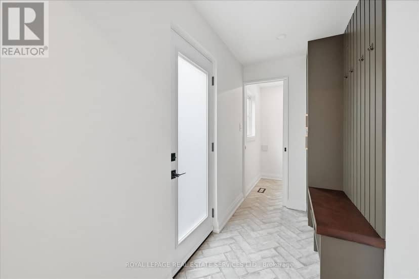 2212 Urwin Crescent — photo 18 of 40
