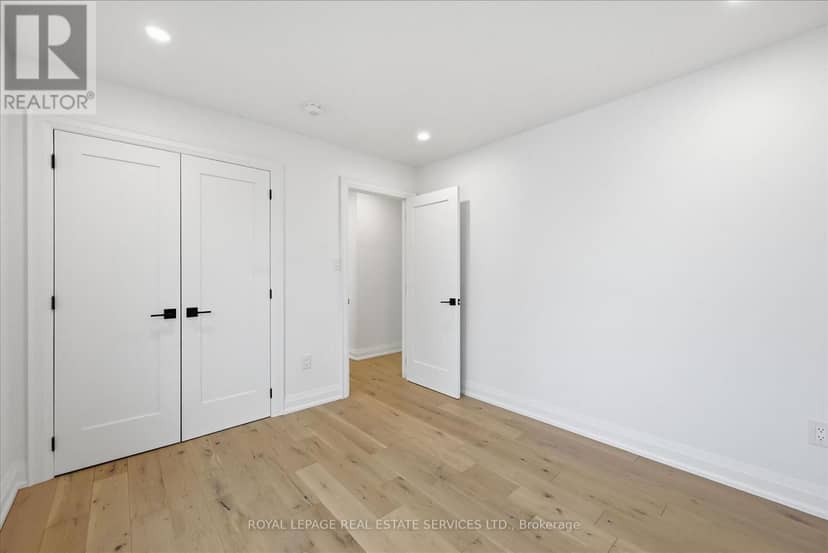 2212 Urwin Crescent — photo 32 of 40