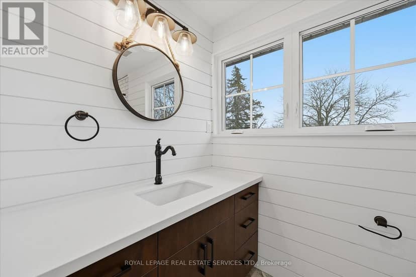 2212 Urwin Crescent — photo 34 of 40
