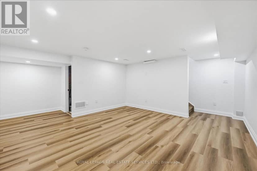 2212 Urwin Crescent — photo 40 of 40