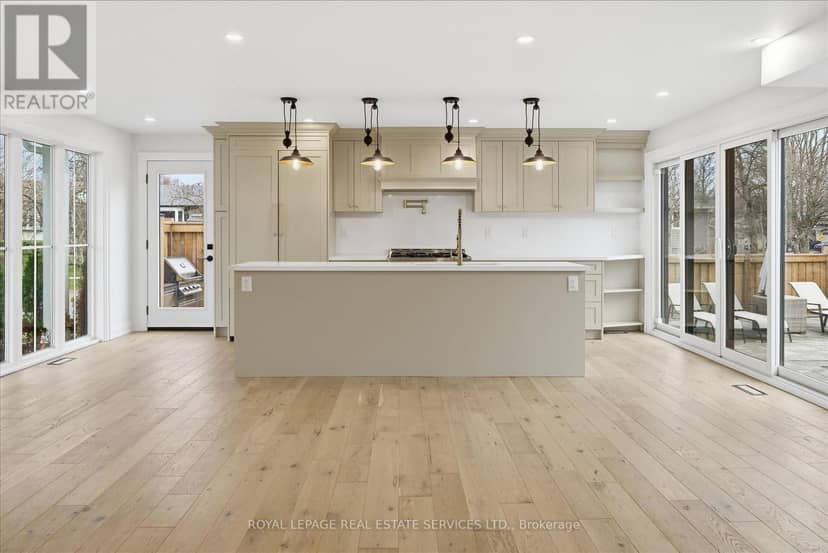 2212 Urwin Crescent — photo 5 of 40