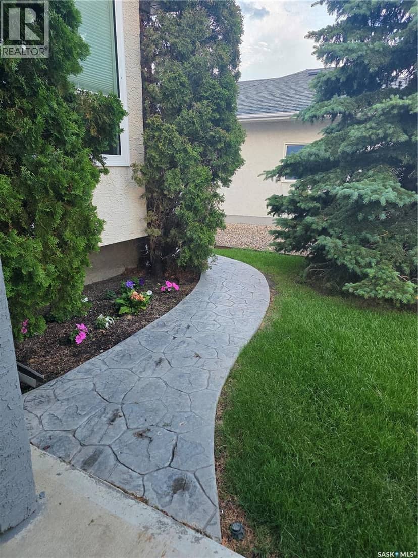 2267 Newcombe DRIVE — photo 3 of 40