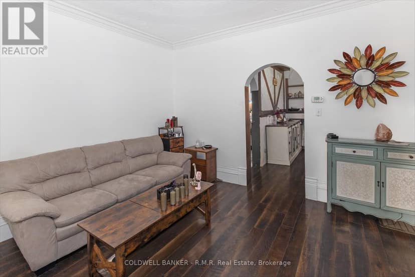 52 Glenelg Street E — photo 4 of 33