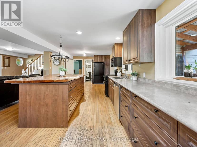 8 Scott Crescent — photo 12 of 39