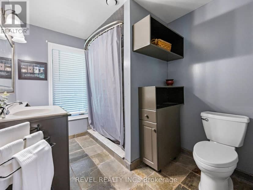 8 Scott Crescent — photo 16 of 39