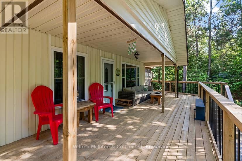 55 Thompson Avenue — photo 10 of 40