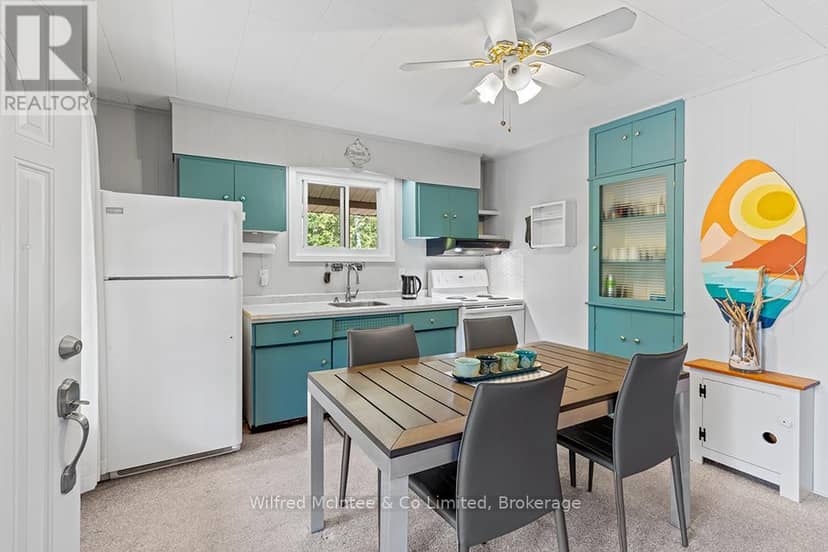 55 Thompson Avenue — photo 16 of 40