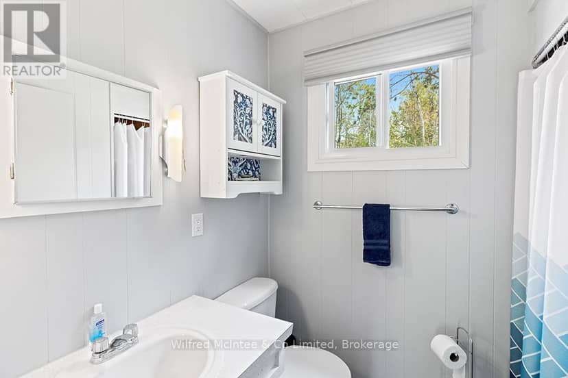 55 Thompson Avenue — photo 24 of 40