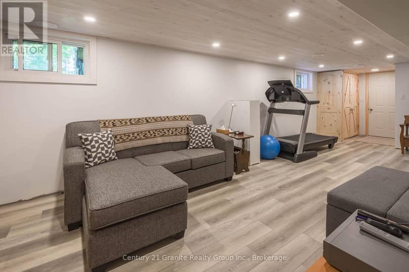 1283 Wonderland Road — photo 34 of 40
