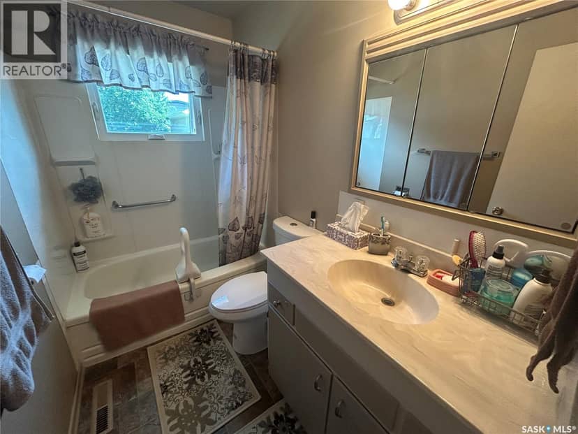 132 Churchill AVENUE — photo 13 of 40