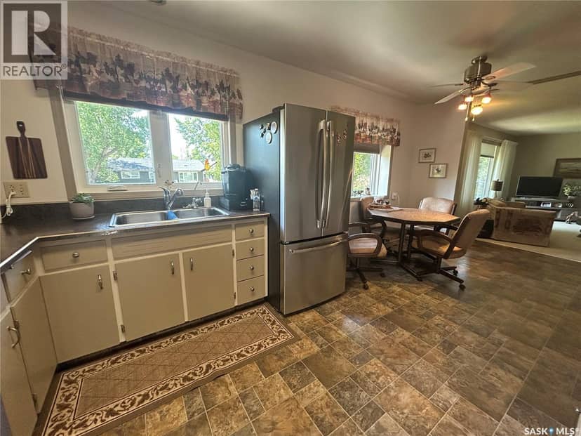 132 Churchill AVENUE, Coronach, photo 2