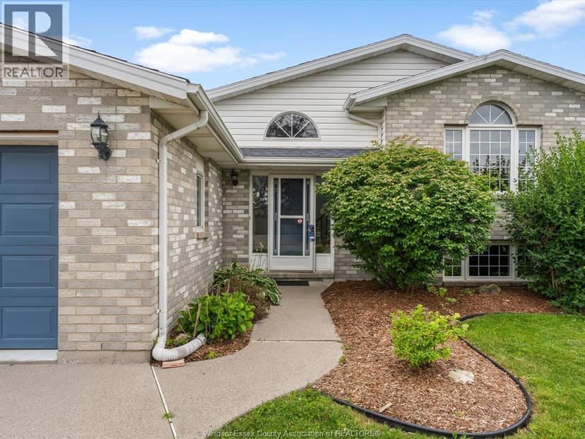 1553 Blairwood Crescent — photo 4 of 40