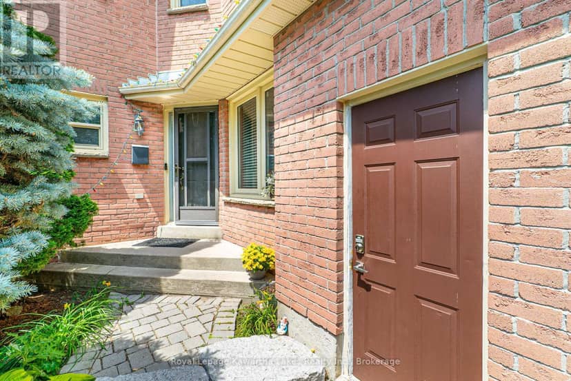 38 Lipton Crescent — photo 4 of 33