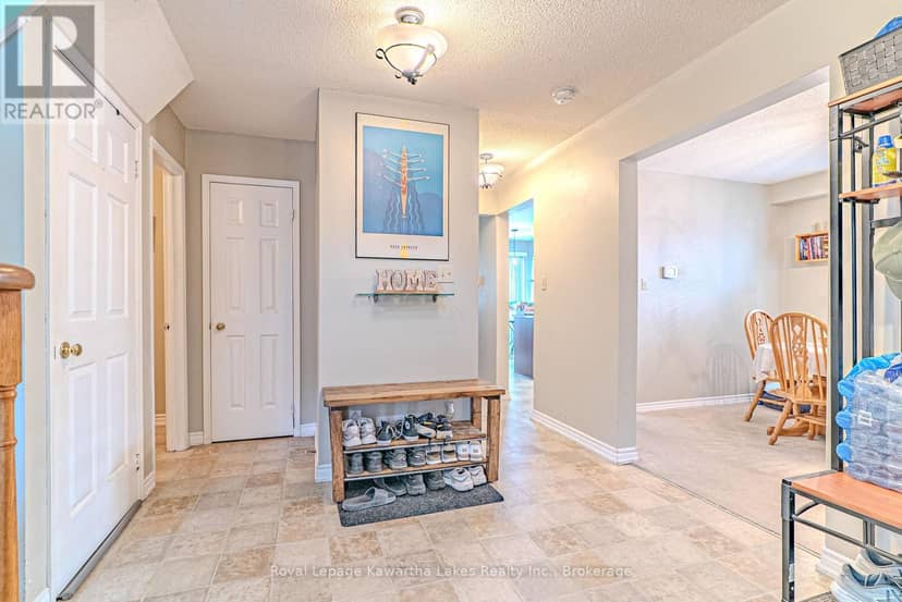 38 Lipton Crescent — photo 8 of 33