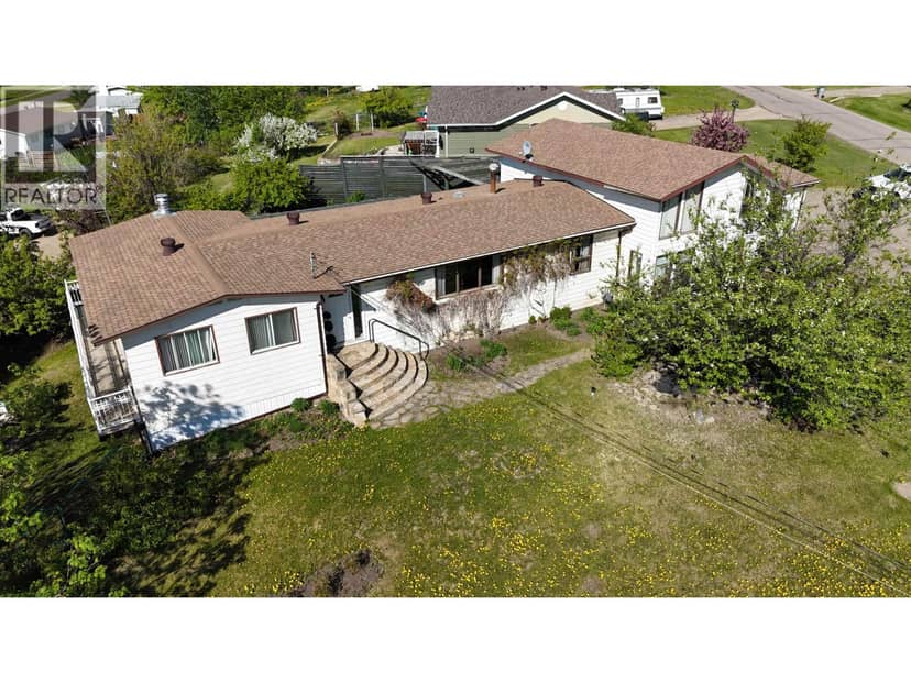 5403 LIARD STREET, Fort Nelson, photo 2