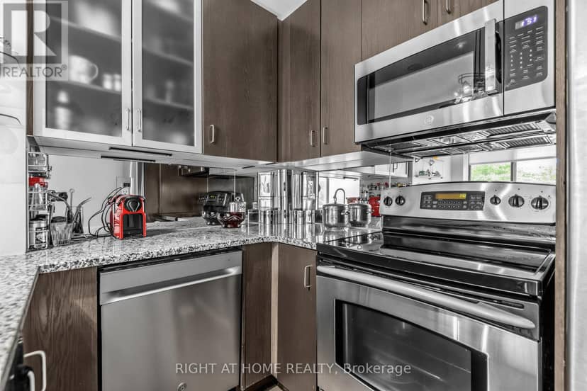 305 - 18 Yorkville Avenue — photo 7 of 20