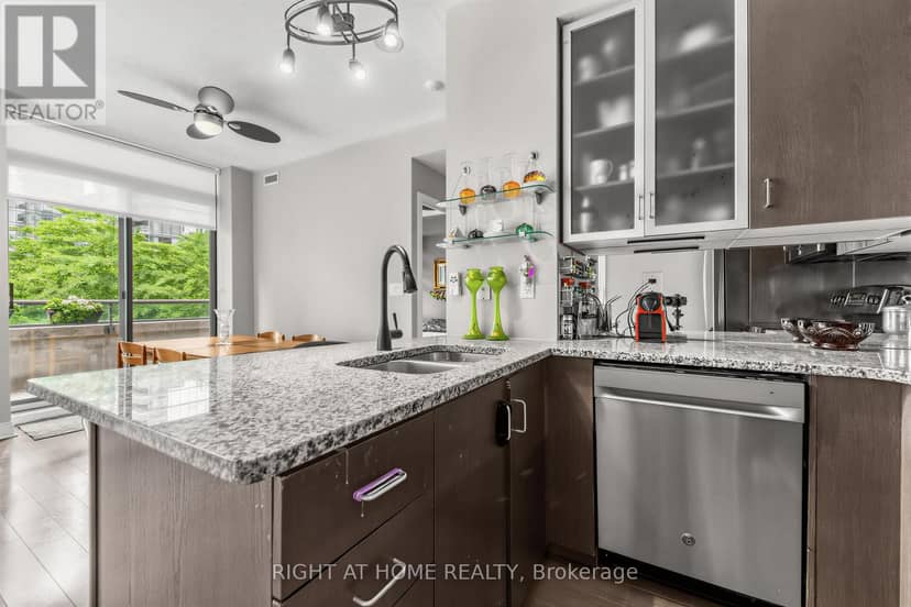 305 - 18 Yorkville Avenue — photo 8 of 20