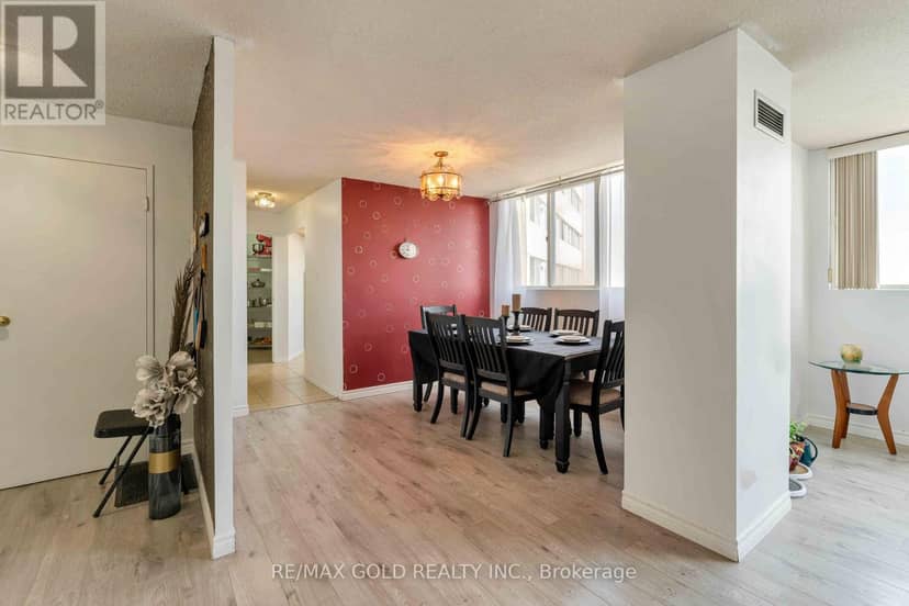 2101 - 3700 Kaneff Crescent — photo 13 of 40