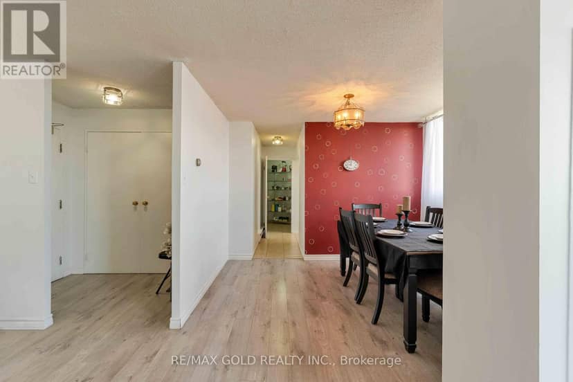 2101 - 3700 Kaneff Crescent — photo 17 of 40
