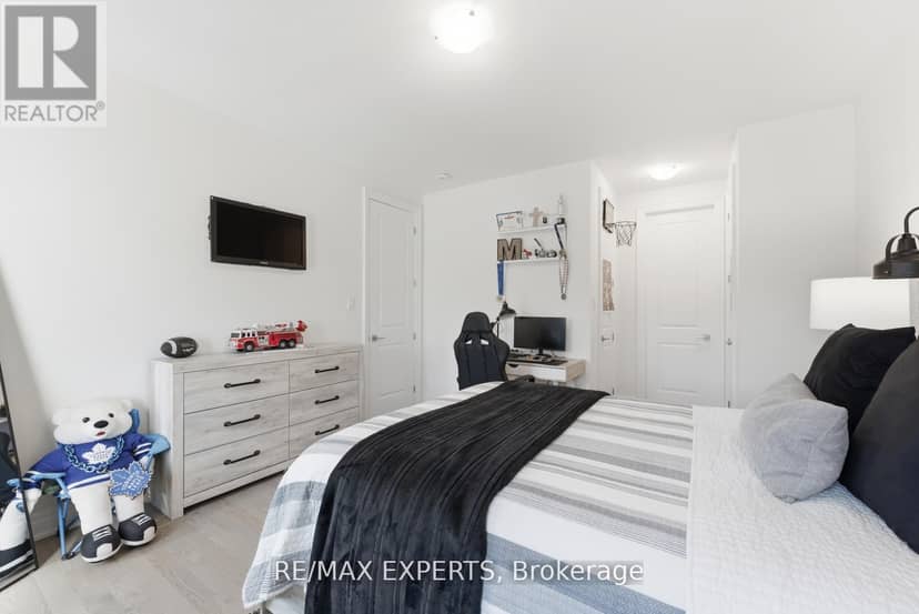 54 Winthrop Crescent — photo 37 of 40