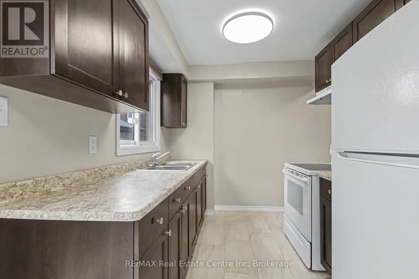 49 - 371 Bronte Street S — photo 11 of 39
