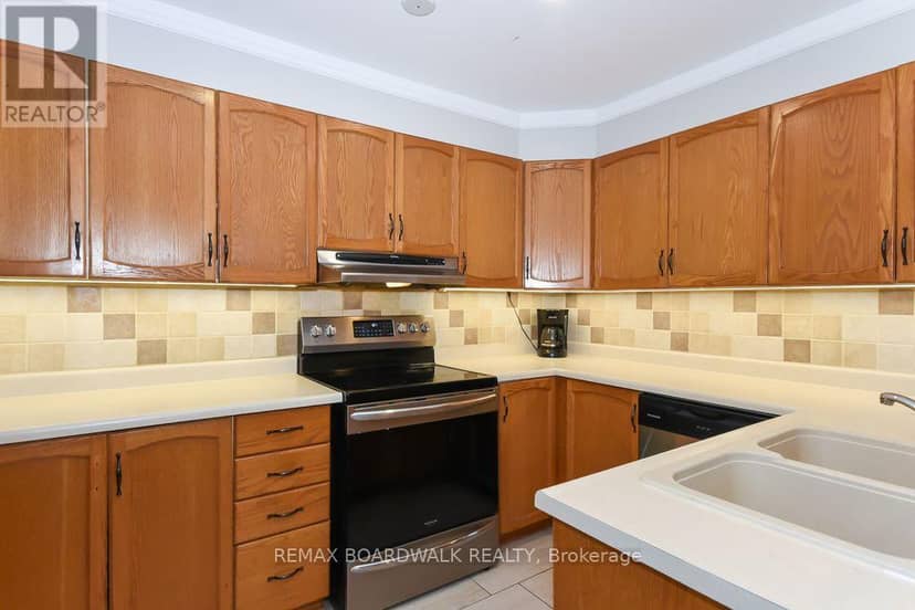 205 - 1760 Cabaret Lane — photo 18 of 33