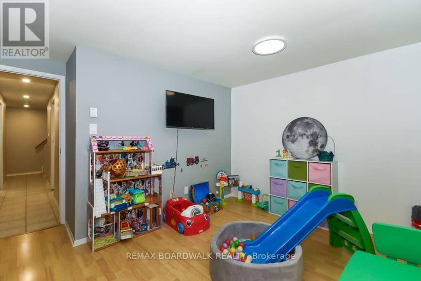 205 - 1760 Cabaret Lane — photo 28 of 33