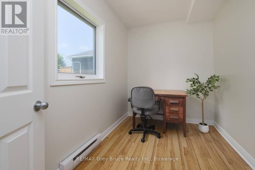 586 Dawson Street S — photo 18 of 23