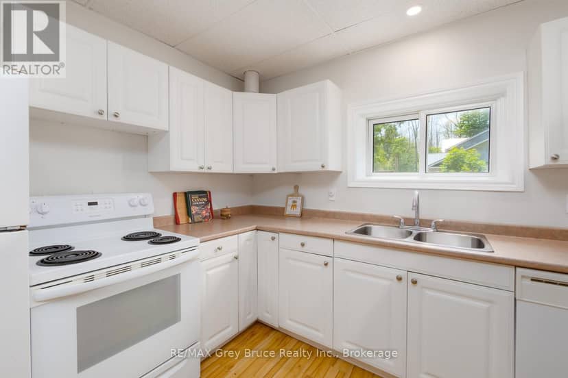586 Dawson Street S — photo 7 of 23