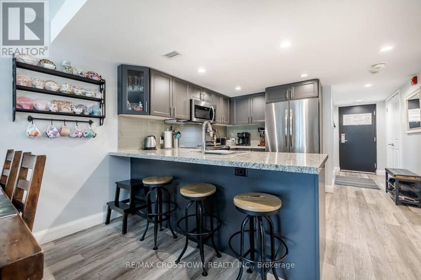 302 - 80 Horseshoe Boulevard — photo 11 of 31
