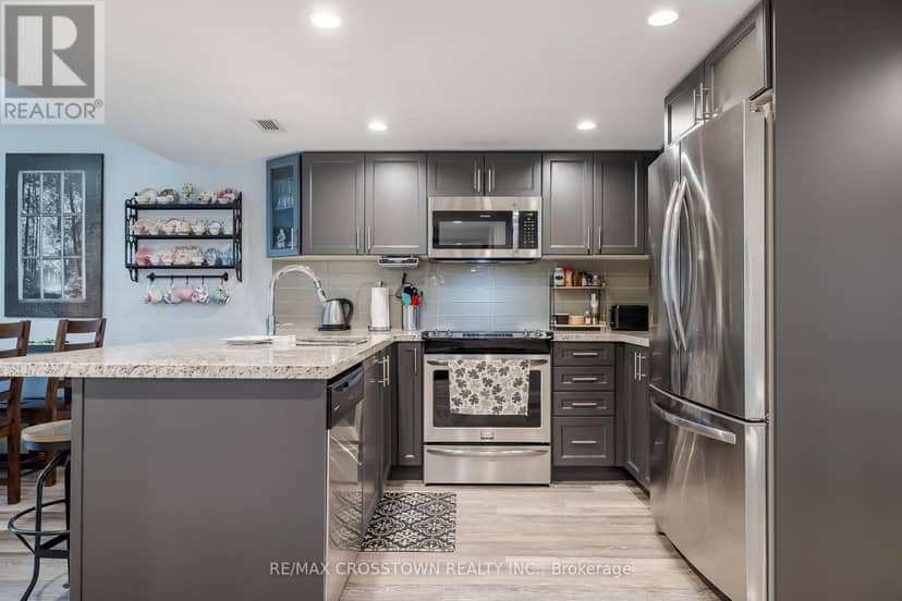 302 - 80 Horseshoe Boulevard — photo 8 of 31