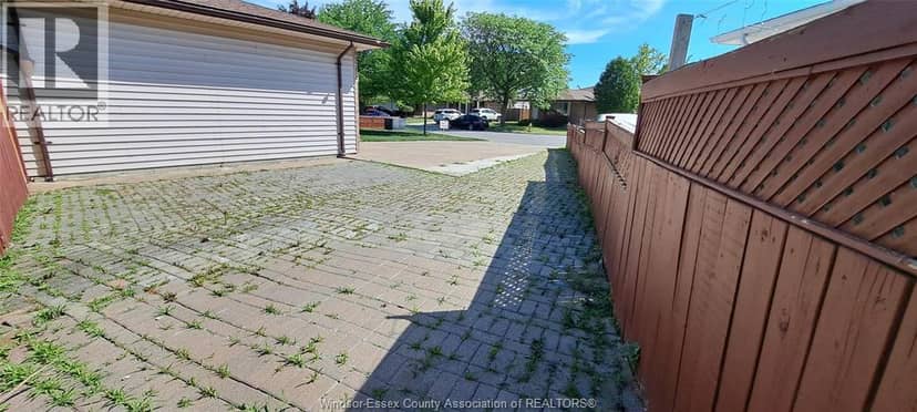 1635 Courtland Crescent — photo 33 of 33