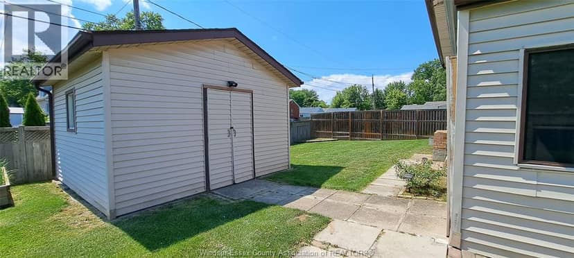 1635 Courtland Crescent — photo 23 of 33
