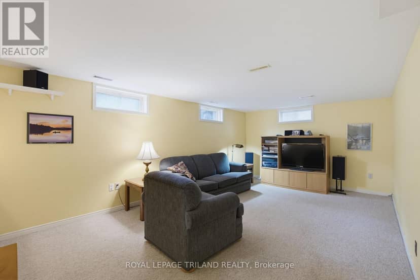 115 Champlain Crescent — photo 17 of 35