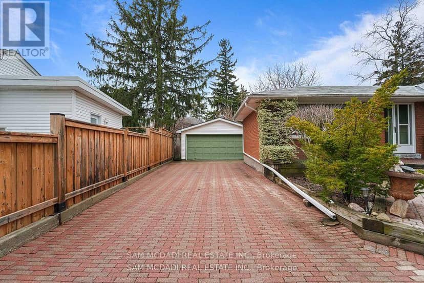 2470 Meadowood Crescent — photo 3 of 13